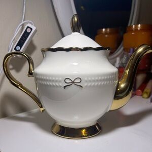 Gold and white bow teapot
